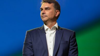 Flávio Bolsonaro em evento de campanha em Juiz de Fora.