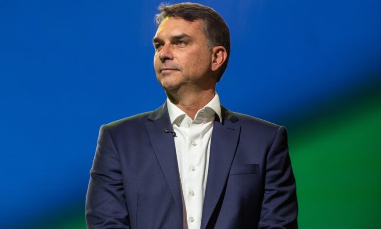 Flávio Bolsonaro em evento de campanha em Juiz de Fora.