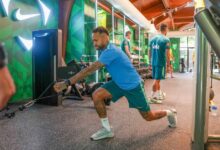 Neymar Jr. em campo com a camisa do Santos.