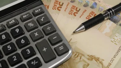 Imagem de um cartão de crédito sobre uma mesa de madeira.