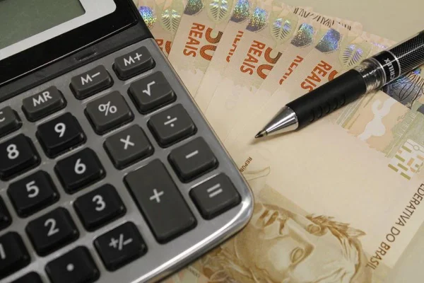 Imagem de um cartão de crédito sobre uma mesa de madeira.