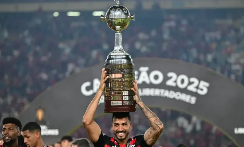 Jogadores de Flamengo, Palmeiras, Fluminense e Corinthians em ação na Libertadores.