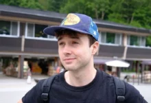 Jacob Coxon, ex-pesquisador da OpenAI e Anthropic, em discurso.