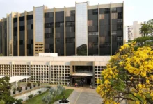 Fachada do Tribunal de Justiça de Goiás com bandeiras ao vento.