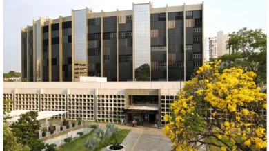 Fachada do Tribunal de Justiça de Goiás com bandeiras ao vento.