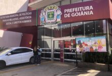 Pessoas participando de feira de empregos em Goiânia.
