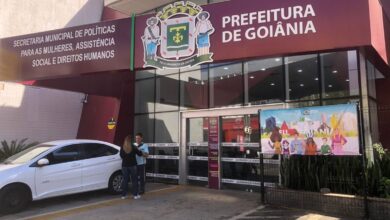 Pessoas participando de feira de empregos em Goiânia.