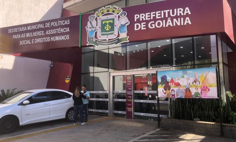 Pessoas participando de feira de empregos em Goiânia.