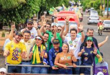 Daniel Vilela participa de carreata em São Simão, Goiás, ao lado de apoiadores e lideranças.