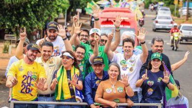 Daniel Vilela participa de carreata em São Simão, Goiás, ao lado de apoiadores e lideranças.