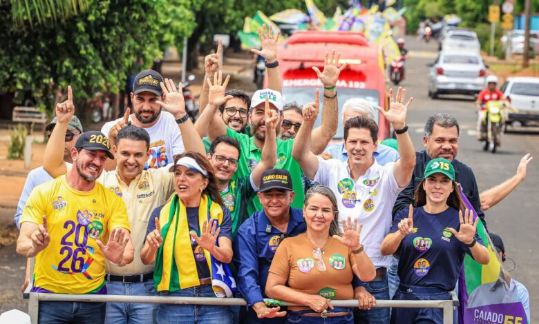 Daniel Vilela participa de carreata em São Simão, Goiás, ao lado de apoiadores e lideranças.