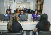 Fachada do Centro de Integração Empresa-Escola (CIEE) com jovens se inscrevendo para vagas.
