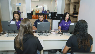 Fachada do Centro de Integração Empresa-Escola (CIEE) com jovens se inscrevendo para vagas.