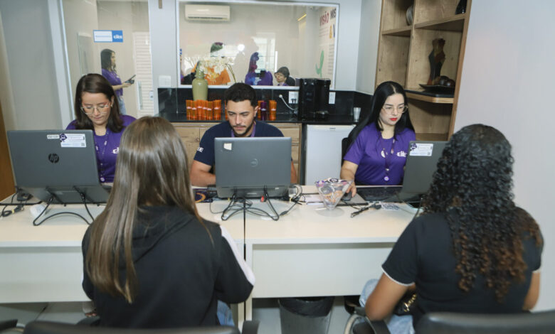 Fachada do Centro de Integração Empresa-Escola (CIEE) com jovens se inscrevendo para vagas.