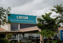 Centro de Atenção Psicossocial em Goiás com equipe multiprofissional atendendo usuários.