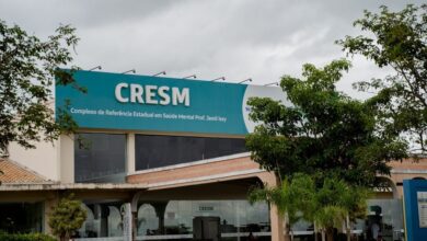 Centro de Atenção Psicossocial em Goiás com equipe multiprofissional atendendo usuários.