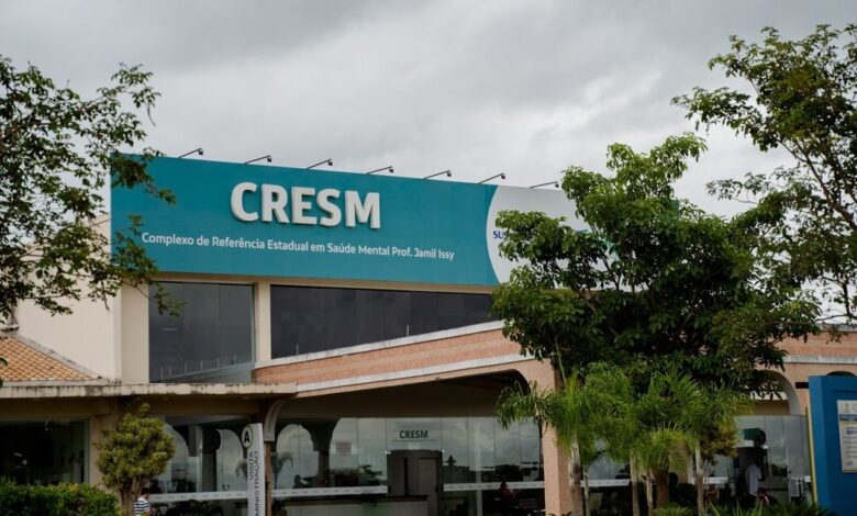 Centro de Atenção Psicossocial em Goiás com equipe multiprofissional atendendo usuários.