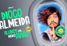 Diogo Almeida em apresentação de stand-up com microfone na mão.