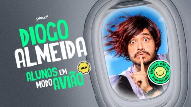 Diogo Almeida em apresentação de stand-up com microfone na mão.