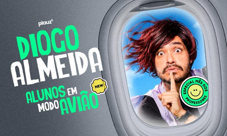 Diogo Almeida em apresentação de stand-up com microfone na mão.