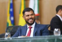 Vereador Romário Policarpo durante sessão na Câmara de Goiânia.