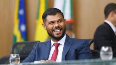 Vereador Romário Policarpo durante sessão na Câmara de Goiânia.