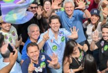 Leandro Vilela em evento político com apoiadores em Aparecida de Goiânia.