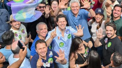 Leandro Vilela em evento político com apoiadores em Aparecida de Goiânia.