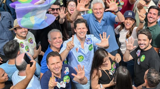Leandro Vilela em evento político com apoiadores em Aparecida de Goiânia.