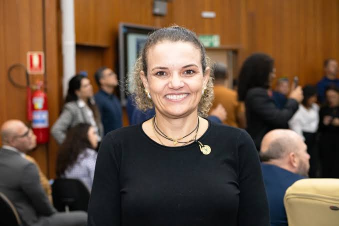 Secretária de Educação de Goiânia em reunião sobre o PISA 2025.