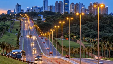 Tráfego desviado na rodovia GO-020 durante obras de restauração.