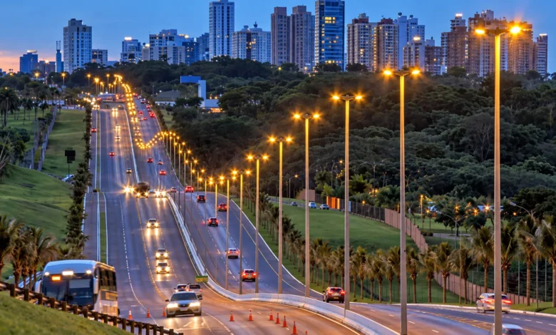 Tráfego desviado na rodovia GO-020 durante obras de restauração.