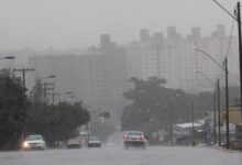 Céu nublado sobre a cidade de Goiânia, indicando clima instável.