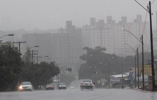 Céu nublado sobre a cidade de Goiânia, indicando clima instável.