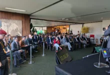 Representantes de diversos países em evento sobre finanças sustentáveis.
