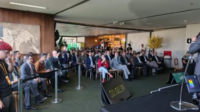 Representantes de diversos países em evento sobre finanças sustentáveis.