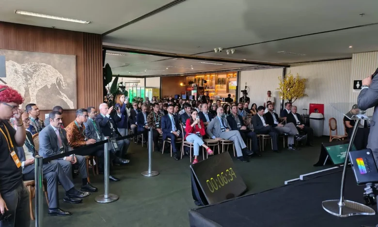 Representantes de diversos países em evento sobre finanças sustentáveis.