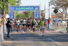 Corredores na linha de partida em uma corrida em Aparecida de Goiânia.