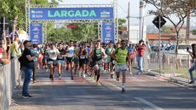 Corredores na linha de partida em uma corrida em Aparecida de Goiânia.