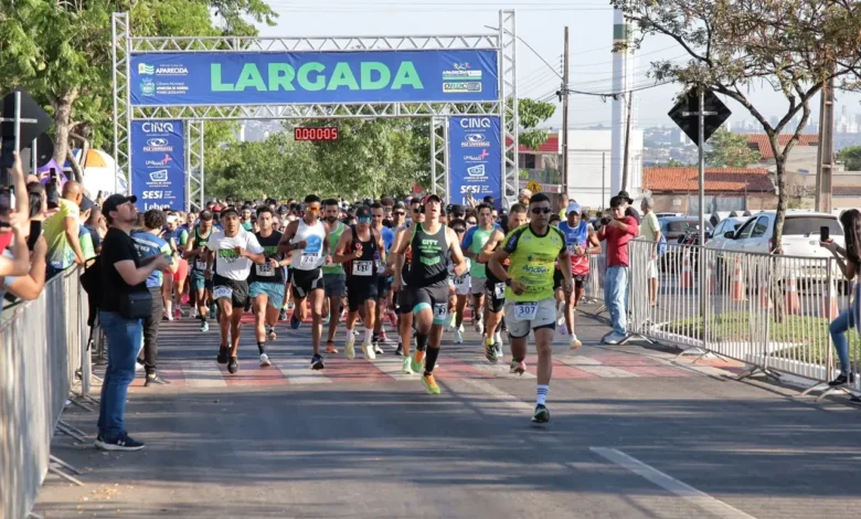 Corredores na linha de partida em uma corrida em Aparecida de Goiânia.