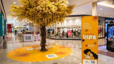Árvore da Vida no Araguaia Shopping com mensagens de esperança e incentivo.
