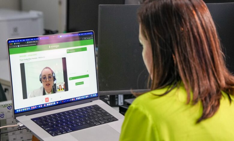 Imagem de profissionais de saúde mental atendendo paciente em consultório.