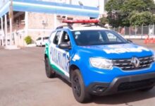 Viatura da polícia em frente a residência em Aparecida de Goiânia.