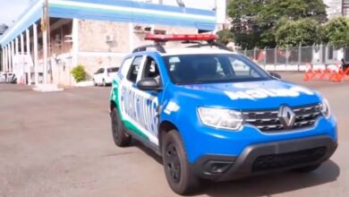 Viatura da polícia em frente a residência em Aparecida de Goiânia.