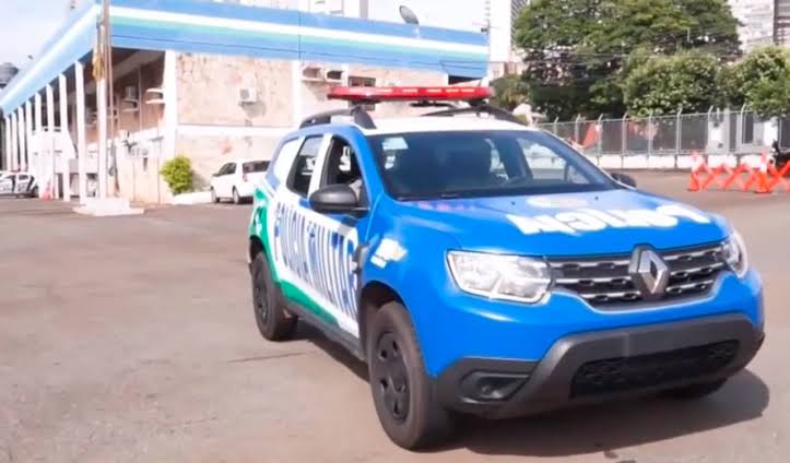 Viatura da polícia em frente a residência em Aparecida de Goiânia.