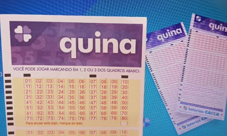Volante de apostas da Quina com números marcados.