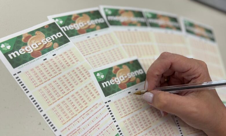 Bolas numeradas da Mega-Sena em exposição antes do sorteio.