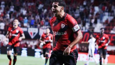 Jogador do Atlético-GO celebra gol no Estádio Antônio Accioly.