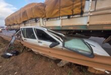 Imagem de um Fiat Uno destruído após ser prensado por um caminhão na BR-060 em Anápolis.