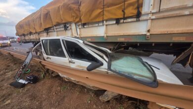 Imagem de um Fiat Uno destruído após ser prensado por um caminhão na BR-060 em Anápolis.